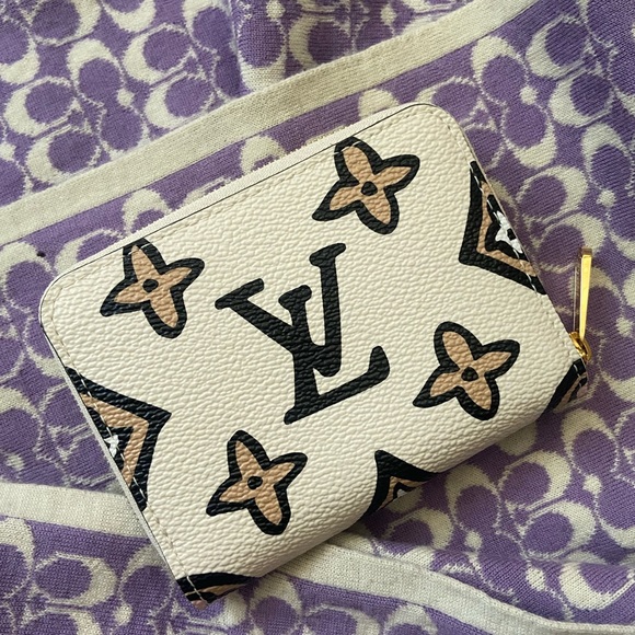 Louis Vuitton Wild At Heart Zippy Wallet - Picture 3 of 12